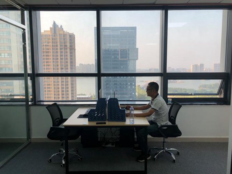 市场调查咨询：把握行业脉搏的指南针